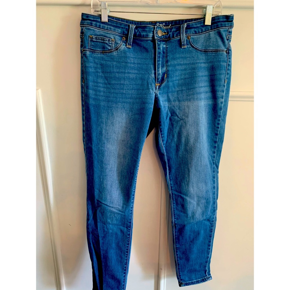 **SOLD** Universal Thread mid rise jeggings.